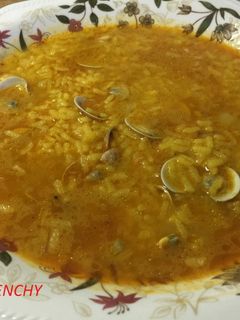 Una foto de Sopa de arroz con chirlas