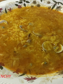 Una foto de Sopa de arroz con chirlas