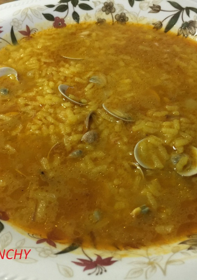 Una foto de Sopa de arroz con chirlas