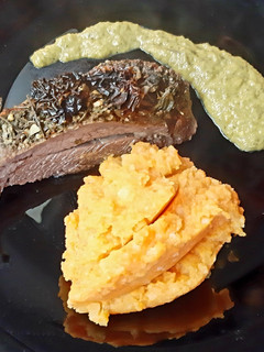 Una foto de Colita de cuadril al horno con puré de papas y calabaza 🥩