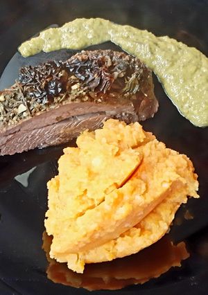 Una foto de Colita de cuadril al horno con puré de papas y calabaza 🥩
