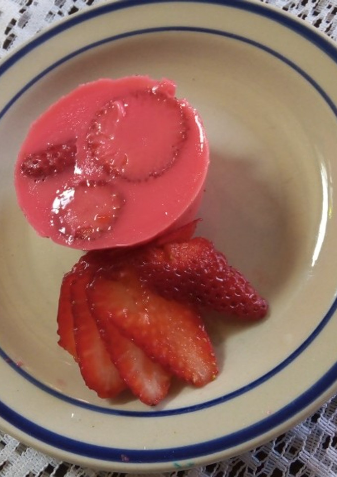 Una foto de 🍧Postrecitos de gelatina y yogurt de frutillas 🍧