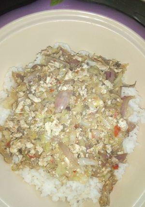 A picture of Miyar cabbage with egg and white rice.
