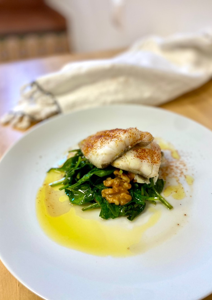 Una foto de Bacalao con espinacas y nueces