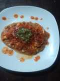 Huarache con milanesa de pollo en salsa de tomate cherry geras. México
