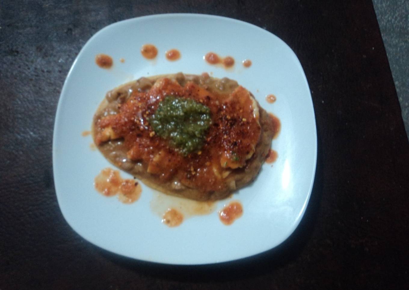 Huarache con milanesa de pollo en salsa de tomate cherry geras. México