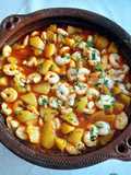 Gambas al fish masala con patatas confitadas en fumet de gambas