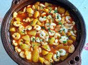 Una foto de patatas con fumet de marisco