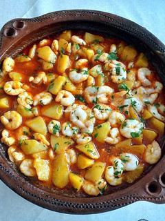Una foto de Gambas al fish masala con patatas confitadas en fumet de gambas