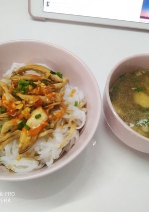 Hình của món Hủ tiếu trộn gà xé.