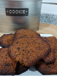 Una foto de Cookies de avena, naranja y chocolate 85% 🍪🍊🍫