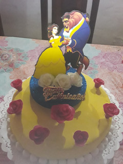 Una foto de Torta de🍫de cumple bella con dulce de leche, crema y chips de 🍫.😍