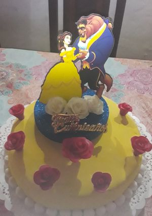Una foto de Torta de🍫de cumple bella con dulce de leche, crema y chips de 🍫.😍