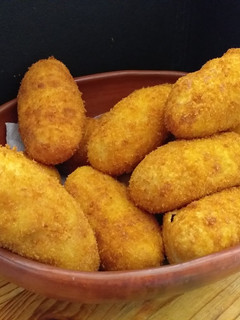 Una foto de Papas rellenas de pollo en panko