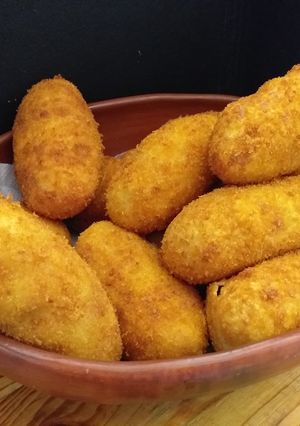 Una foto de Papas rellenas de pollo en panko
