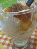 Copa de crema de plátano y mermelada de naranja