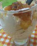 Copa de crema de plátano y mermelada de naranja