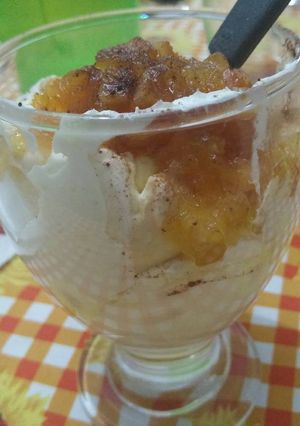 Una foto de Copa de crema de plátano y mermelada de naranja