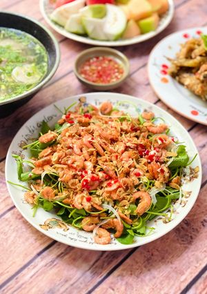 A picture of Vietnamese Pennywort Salad with Small Shrimp.