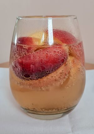 Una foto de Duraznos de estación en kombucha 🍑 🍷