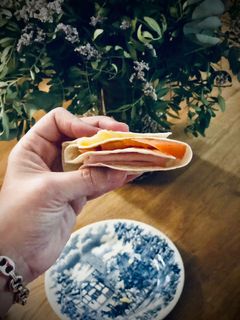 Una foto de Tortilla wrap hack de pavo, queso y tomate en Mini