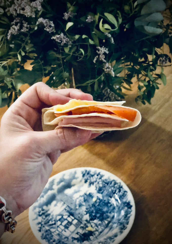 Una foto de Tortilla wrap hack de pavo, queso y tomate en Mini