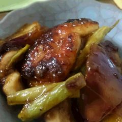 A picture of Stir-fried chicken breast with sweet&salty sauce.