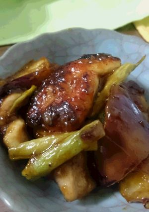 A picture of Stir-fried chicken breast with sweet&salty sauce.