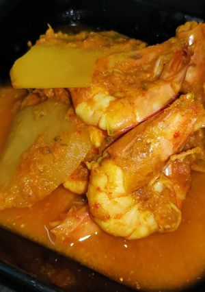 A picture of Gaeng Som with Shrimp and Green Papaya.