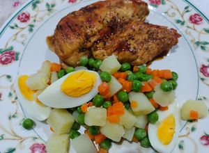 Una foto de Pechuga con ensalada. Excelente para vianda saludable