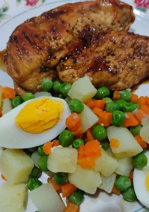 Una foto de Pechuga con ensalada. Excelente para vianda saludable