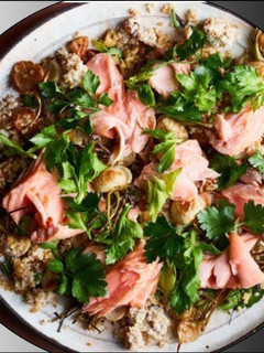 Una foto de Salmón Asado con Ensalada de Apio y Bulgur
