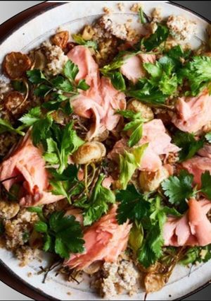 Una foto de Salmón Asado con Ensalada de Apio y Bulgur
