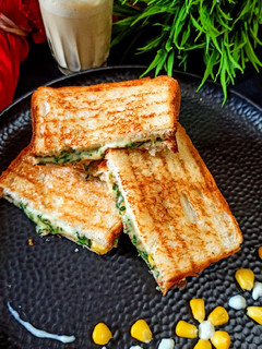 चीज़ी कॉर्न स्पिनाच सैंडविच (cheese corn spinach sandwich recipe in Hindi) रेसिपी मुख्य फोटो