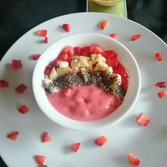 A picture of Strawberry smoothie bowl.