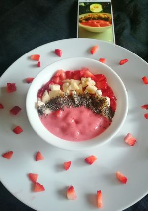 A picture of Strawberry smoothie bowl.