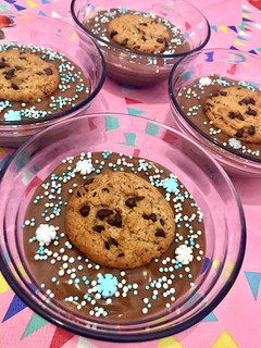 Una foto de Natillas caseras de nutella y galletas 🍪