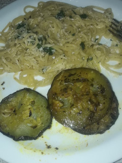 Una foto de Pastas con pesto y queso con zapallito al horno