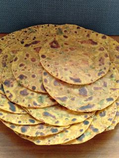 મેથી ના અચારી થેપલા (Methi Achari Thepla Recipe In Gujarati) રેસીપી મુખ્ય ફોટો