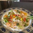 Noodles de arroz con gambones y verduras
