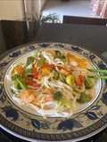 Noodles de arroz con gambones y verduras