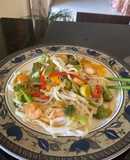 Noodles de arroz con gambones y verduras