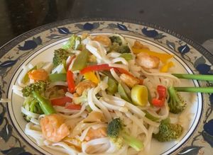 Una foto de Noodles de arroz con gambones y verduras