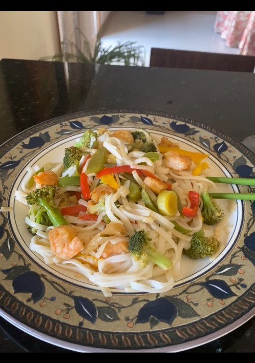 Una foto de Noodles de arroz con gambones y verduras