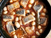 Una foto de filete de pescado con pimiento