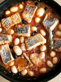 Una foto de Merluza en salsa con pimientos y ajos escalivados