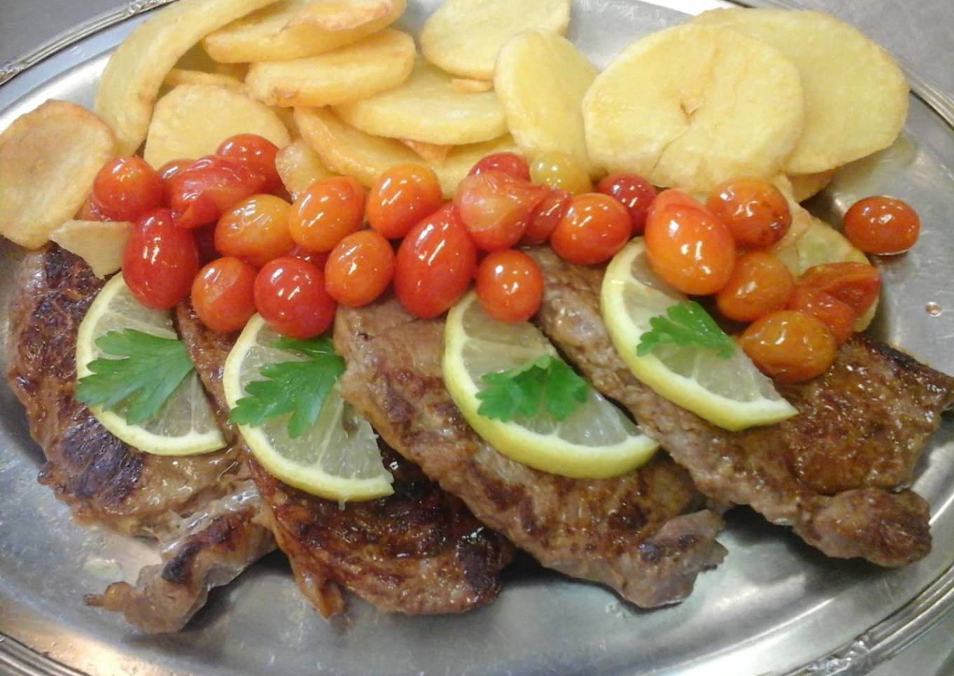 Bifes a la plancha con fritas a la española