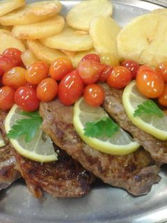 Una foto de Bifes a la plancha con fritas a la española