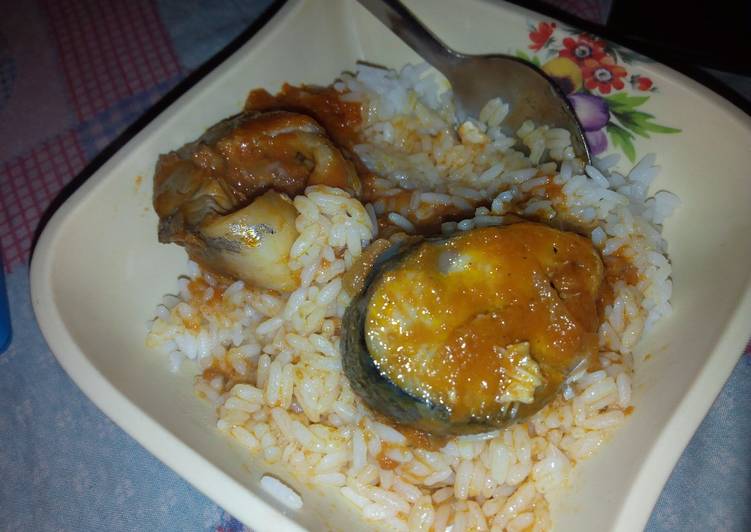 White rice and stew with fish