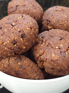 Una foto de Galletas de maní con chocolate (veganas y sin TACC)